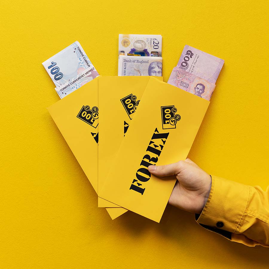 Medarbejder fra FOREX udleverer penge til kunde